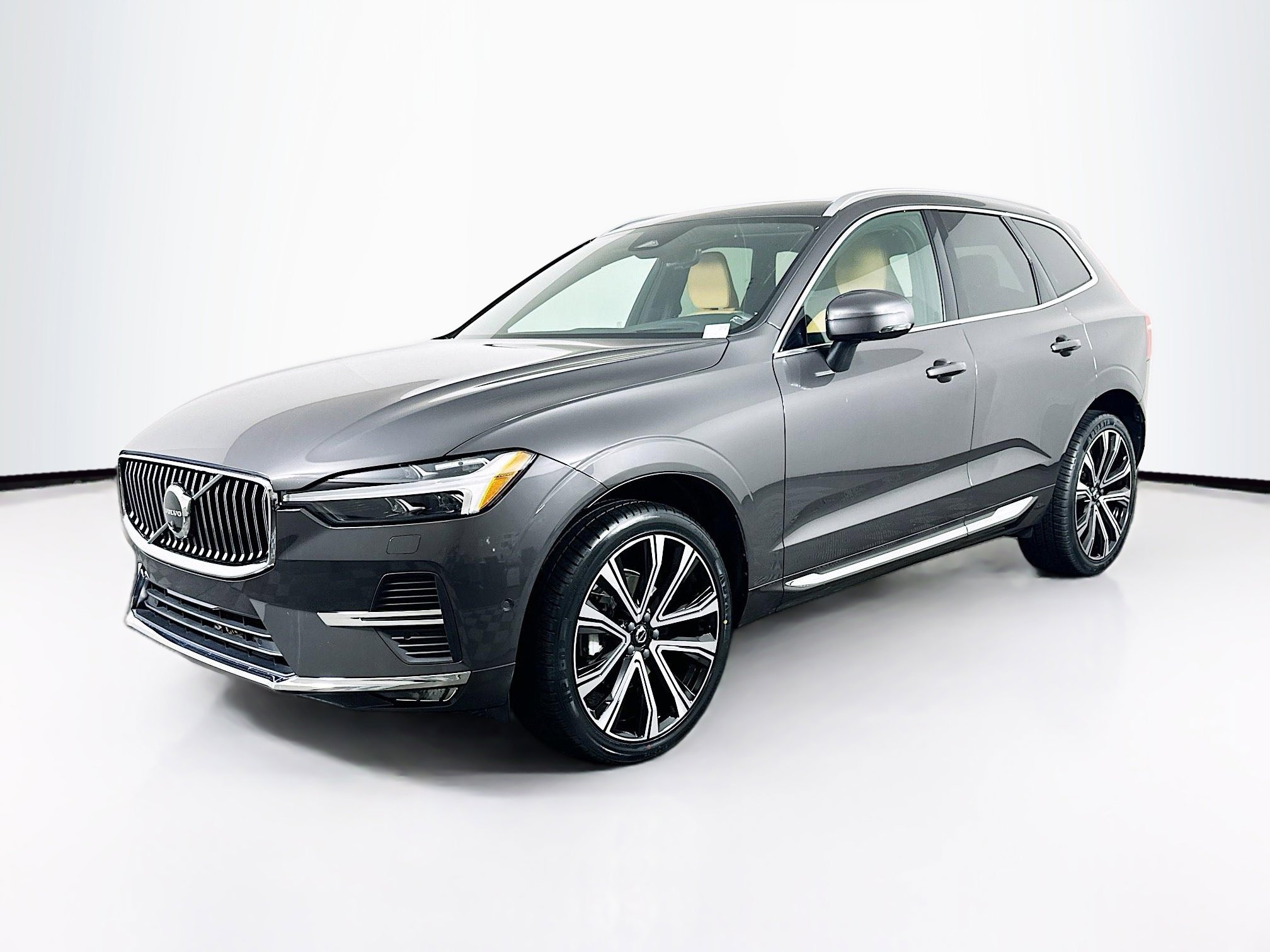 Used 2023 Volvo XC60 B5 Ultimate w/ Climate Package image 3
