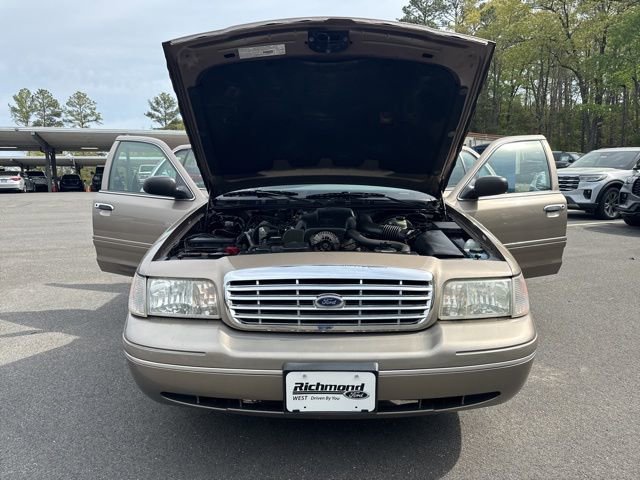 Used 2003 Ford Crown Victoria RWD image 21