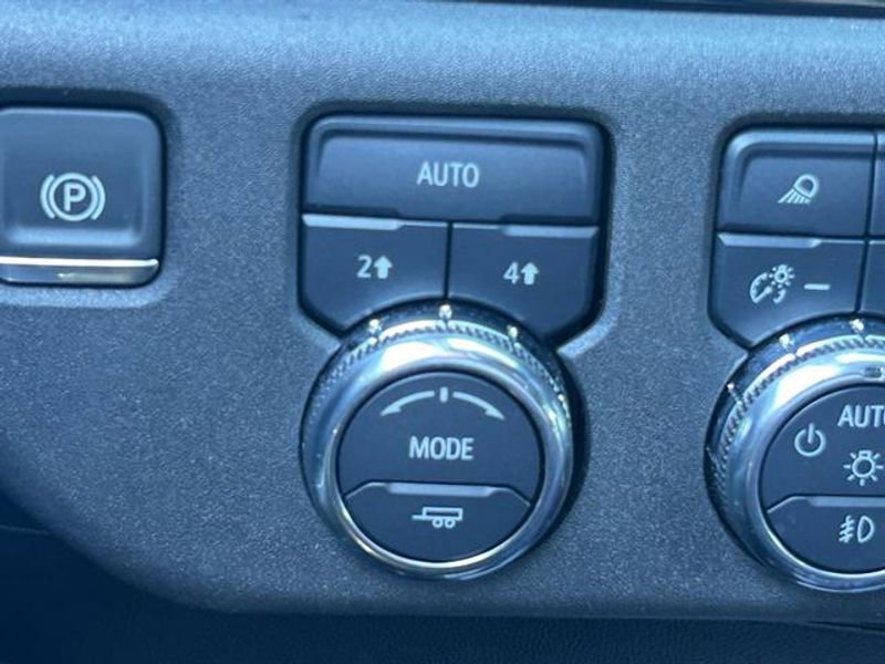 Used 2025 GMC Sierra 1500 SLT AWD/4WD image 19