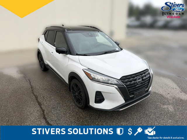 Used 2023 Nissan Kicks SR w/ SR Premium Package FWD image 3