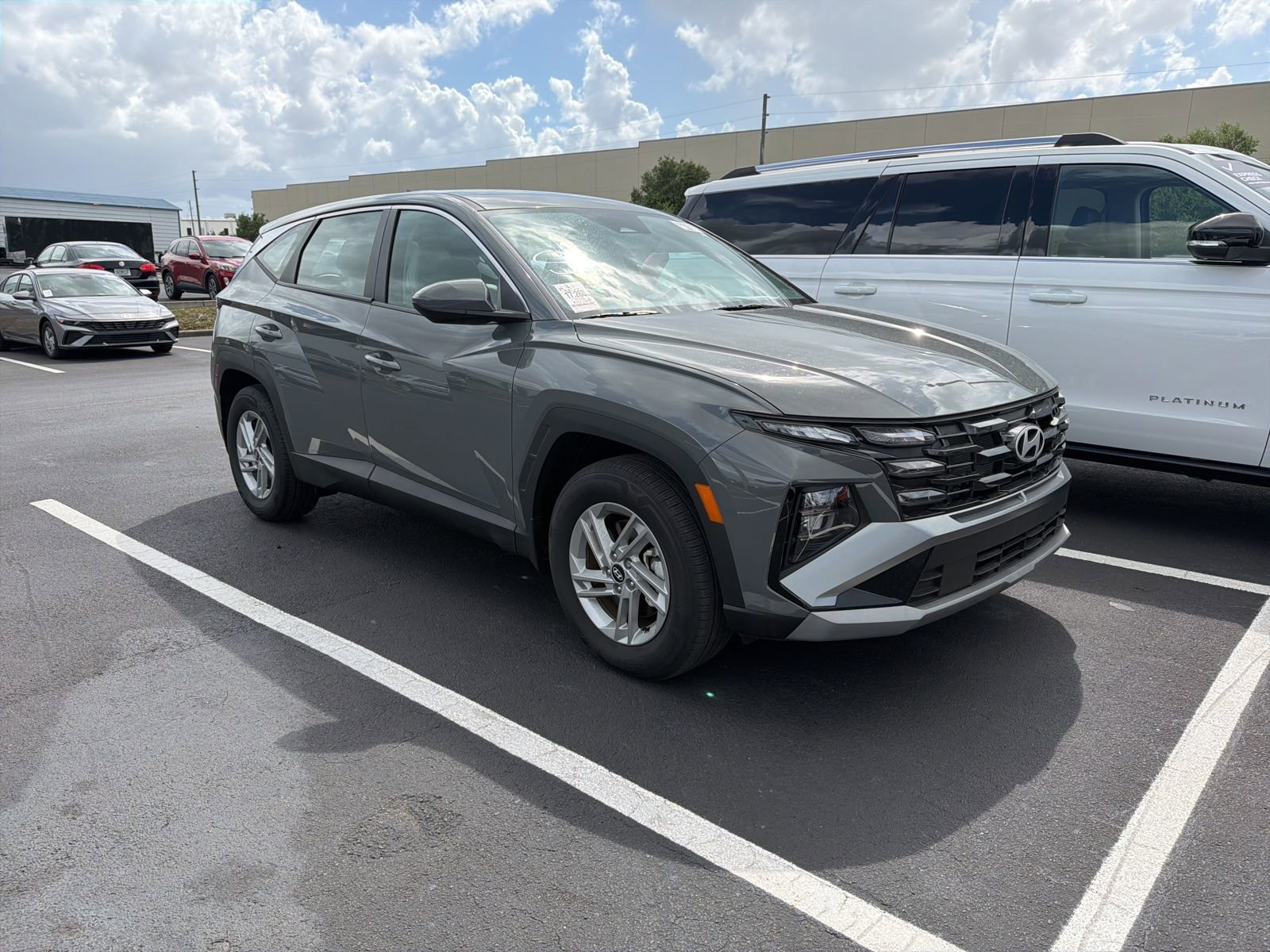 Used 2025 Hyundai Tucson SE image 1