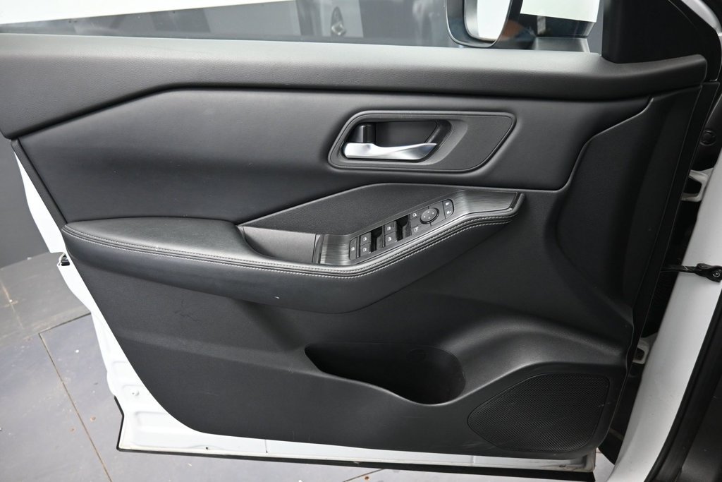 Used 2025 Nissan Rogue SV FWD image 18
