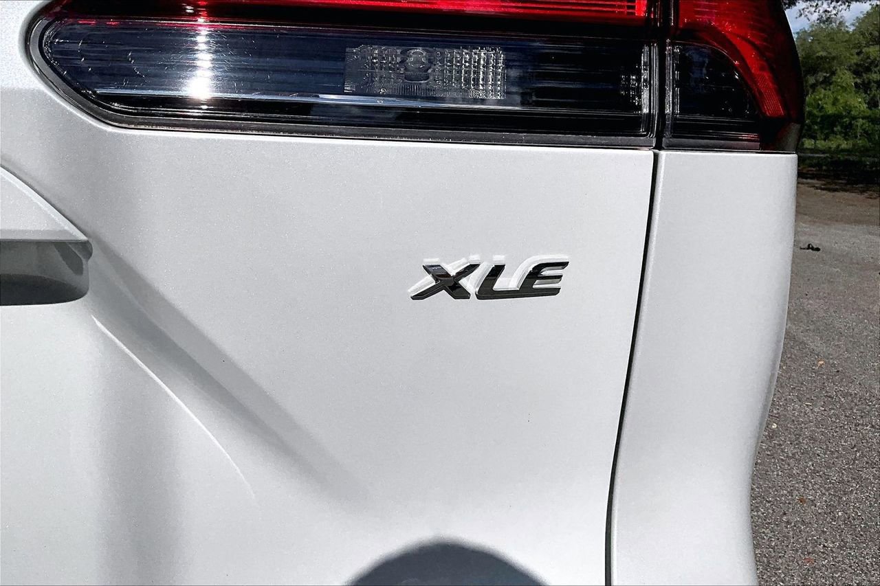 Used 2023 Toyota Corolla Cross XLE w/ Convenience Package FWD image 21