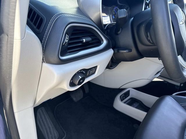 Used 2024 Chrysler Pacifica Limited FWD image 22