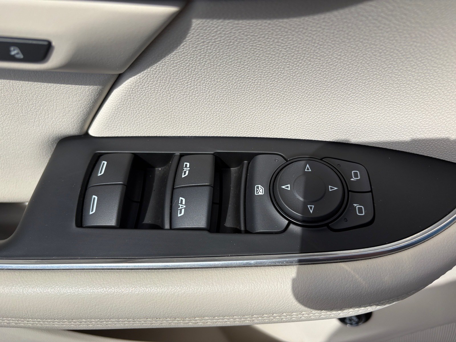 Used 2023 Buick Envision Avenir AWD/4WD image 17