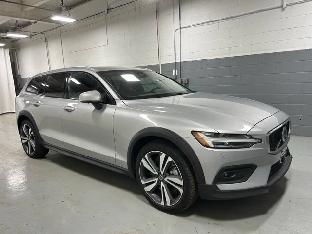 Used 2025 Volvo V60 B5 Cross Country Plus AWD/4WD image 4