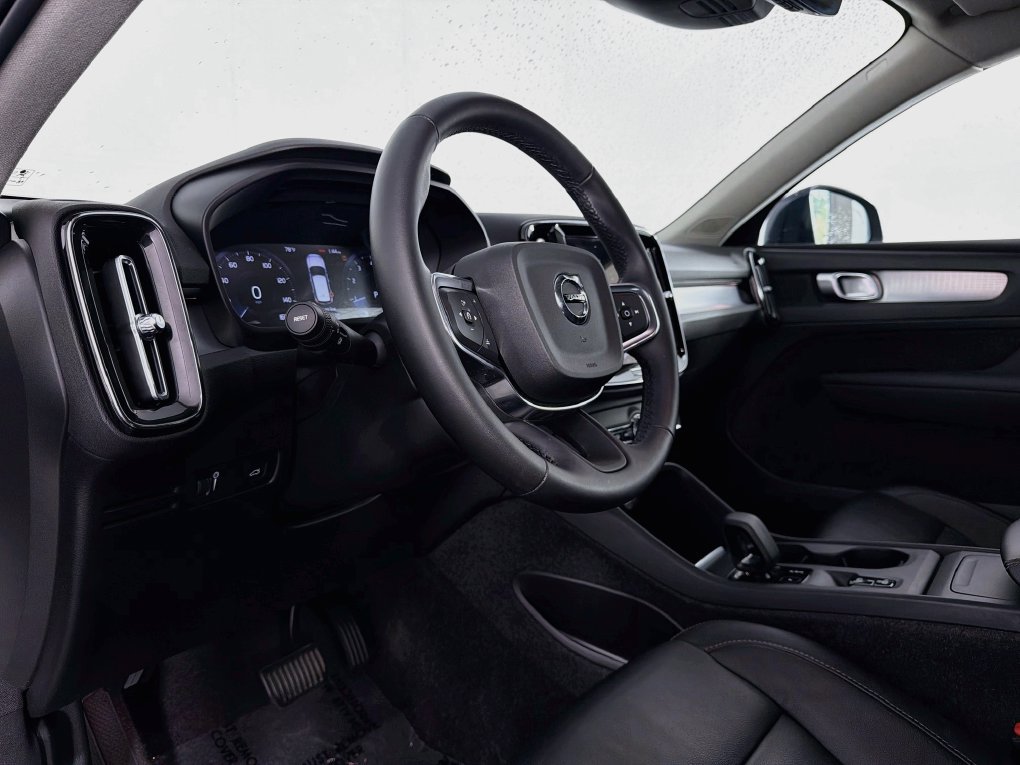 Used 2022 Volvo XC40 T5 Momentum w/ Premium Package AWD/4WD image 14