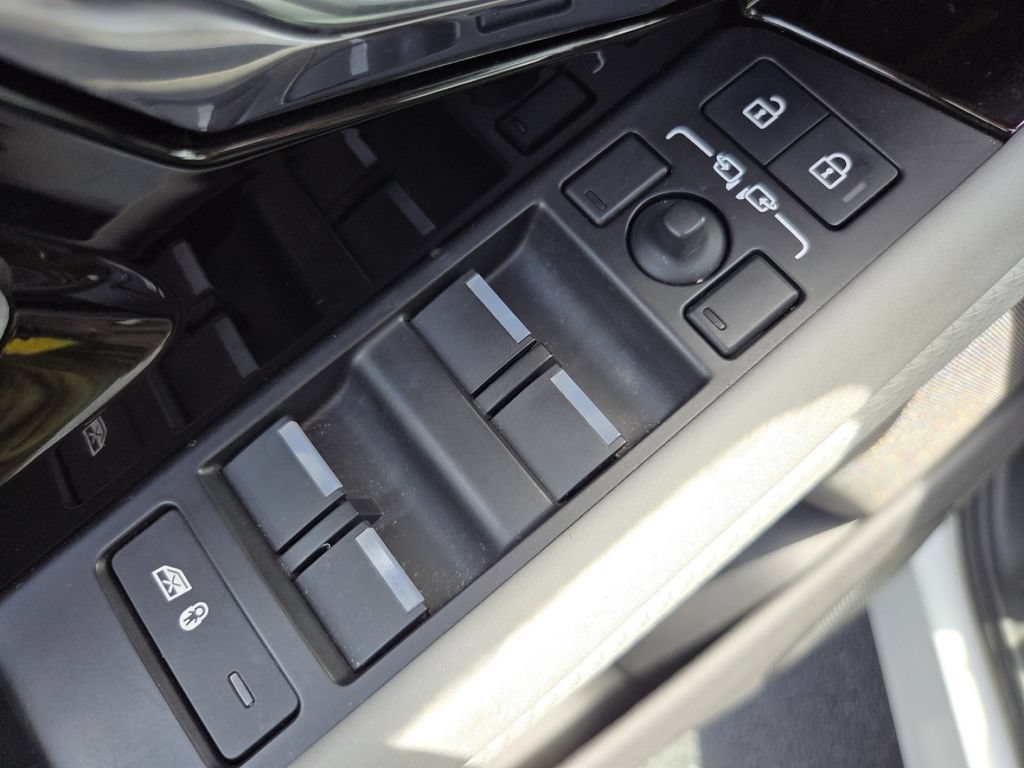 Used 2023 Land Rover Range Rover Evoque R-Dynamic S AWD/4WD image 32
