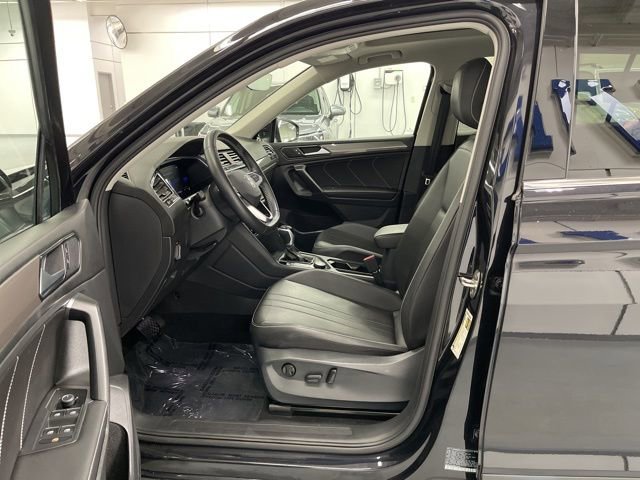 Used 2023 Volkswagen Tiguan SE w/ Panoramic Sunroof Package AWD/4WD image 7
