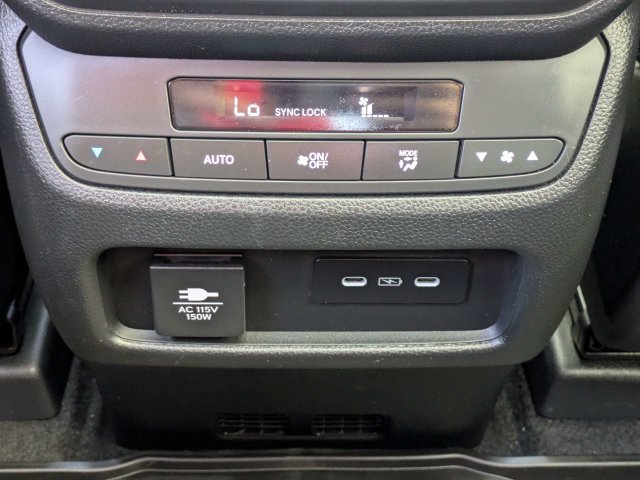 Used 2025 Honda Pilot TrailSport image 15