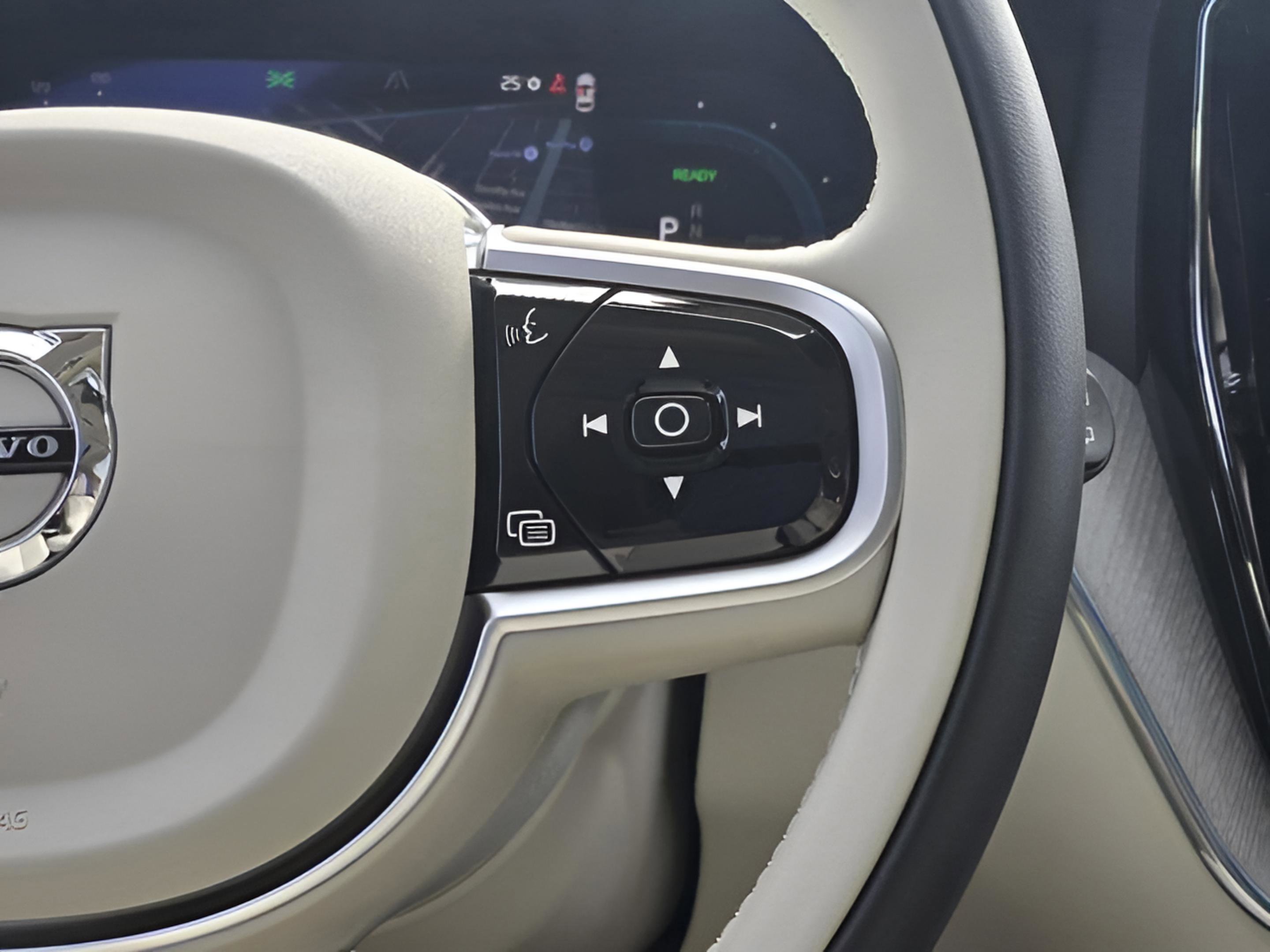 Used 2025 Volvo XC60 T8 Plus w/ Protection Package Premier image 30