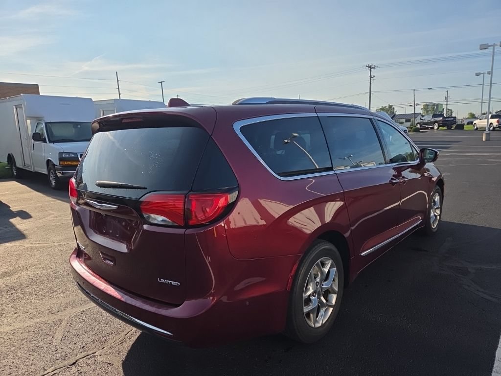 Used 2017 Chrysler Pacifica Limited w/ UConnect Theater Package FWD image 5