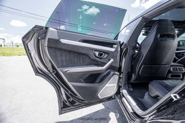 Used 2021 Lamborghini Urus AWD/4WD image 31