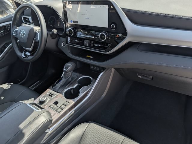 Certified 2025 Toyota Highlander Platinum AWD/4WD image 35