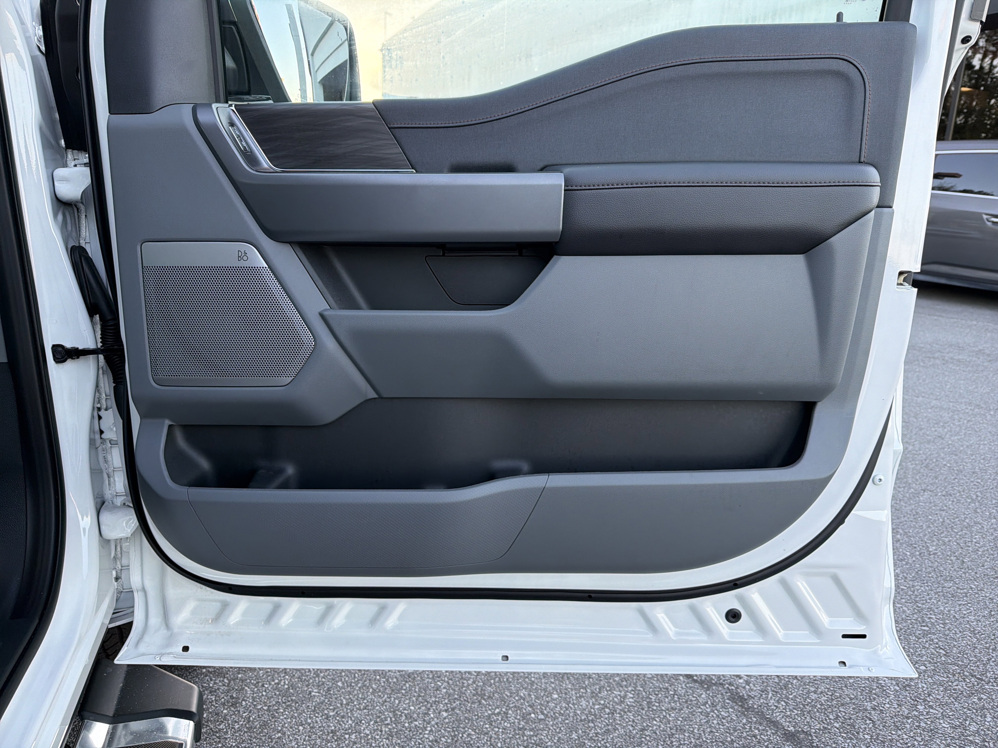 Used 2025 Ford F150 Lariat w/ Equipment Group 501A Mid image 15