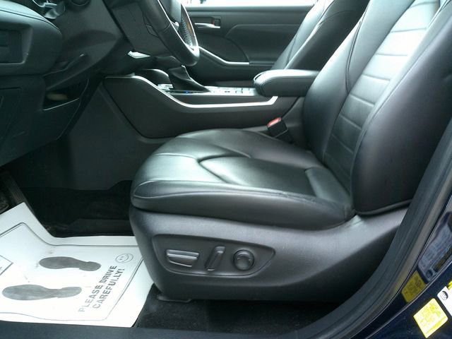 Used 2022 Toyota Highlander XLE AWD/4WD image 23