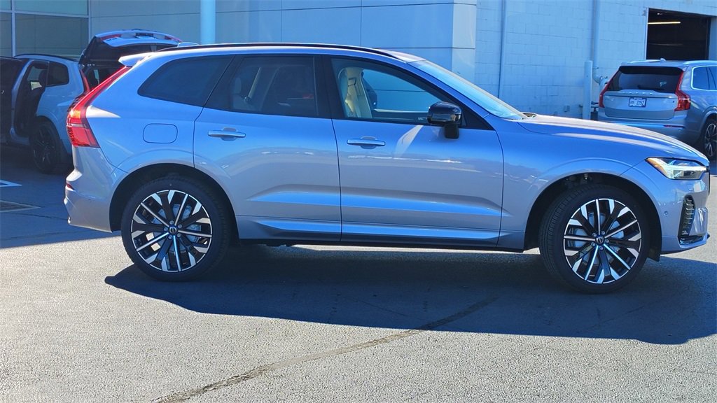 Used 2026 Volvo XC60 B5 Ultra w/ Climate Package PRO image 2