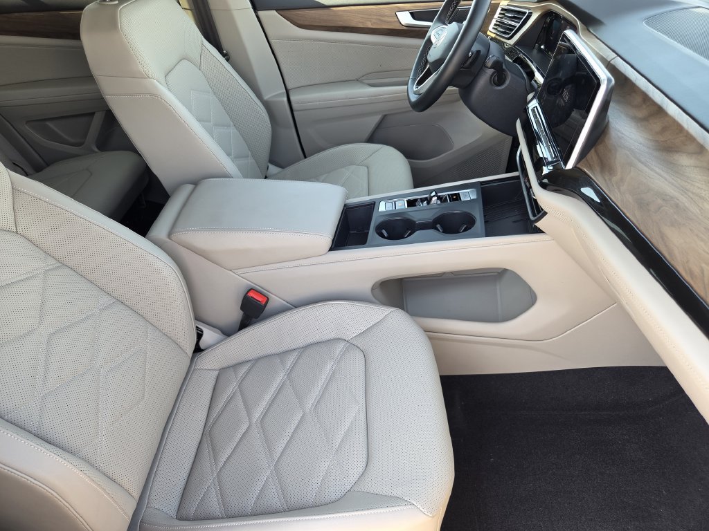 Used 2025 Volkswagen Atlas SE FWD image 12