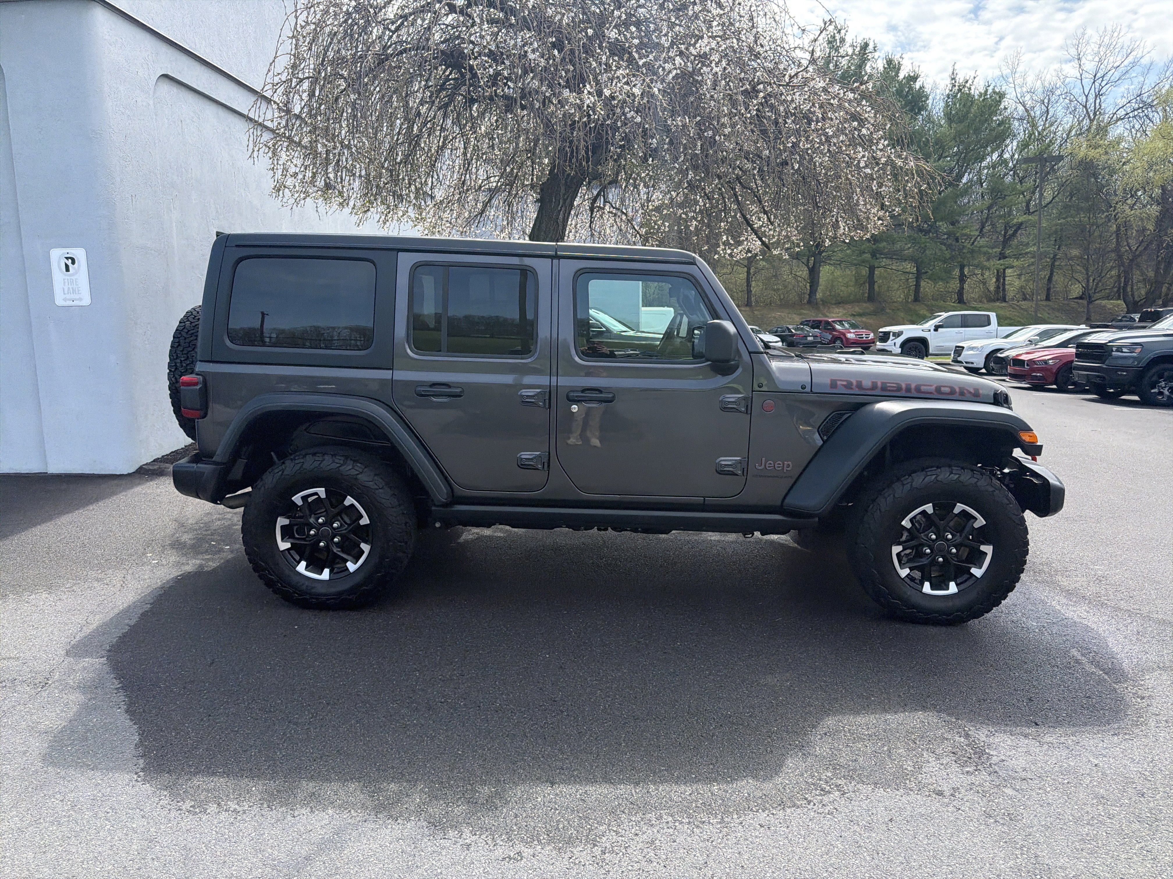 Used 2025 Jeep Wrangler Unlimited Rubicon image 2