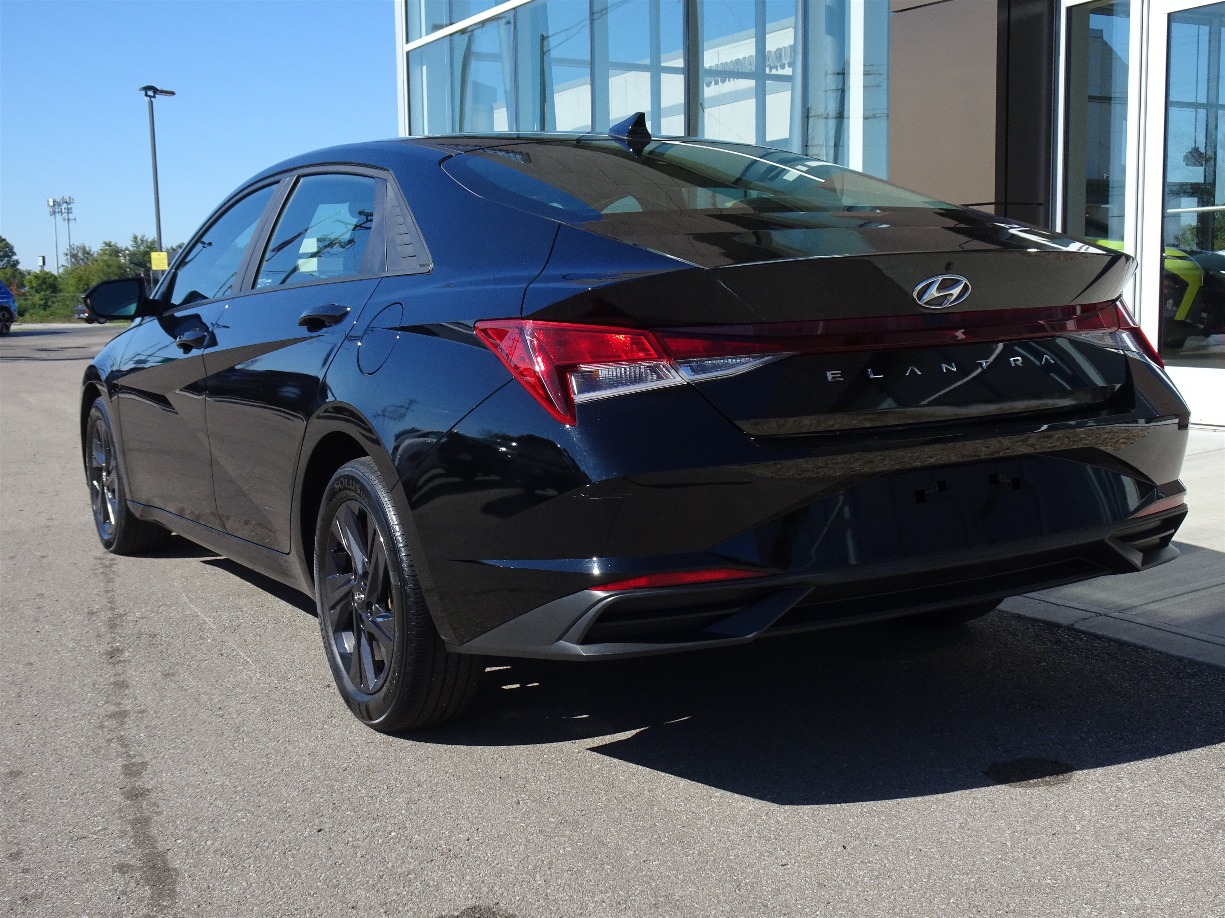 Used 2023 Hyundai Elantra SEL w/ Cargo Package FWD image 3