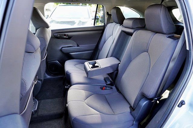 Used 2025 Toyota Highlander LE FWD image 16