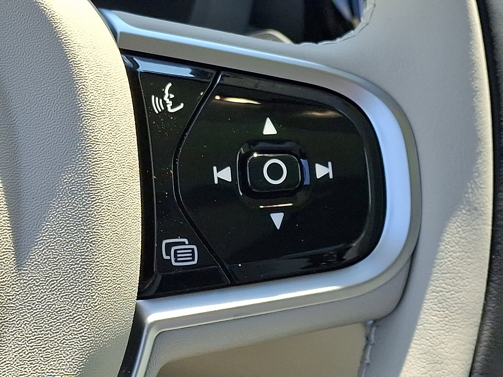 Used 2025 Volvo XC60 T8 Plus w/ Protection Package Premier image 15