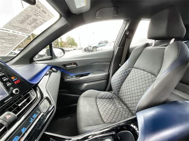 Used 2022 Toyota C-HR XLE image 31