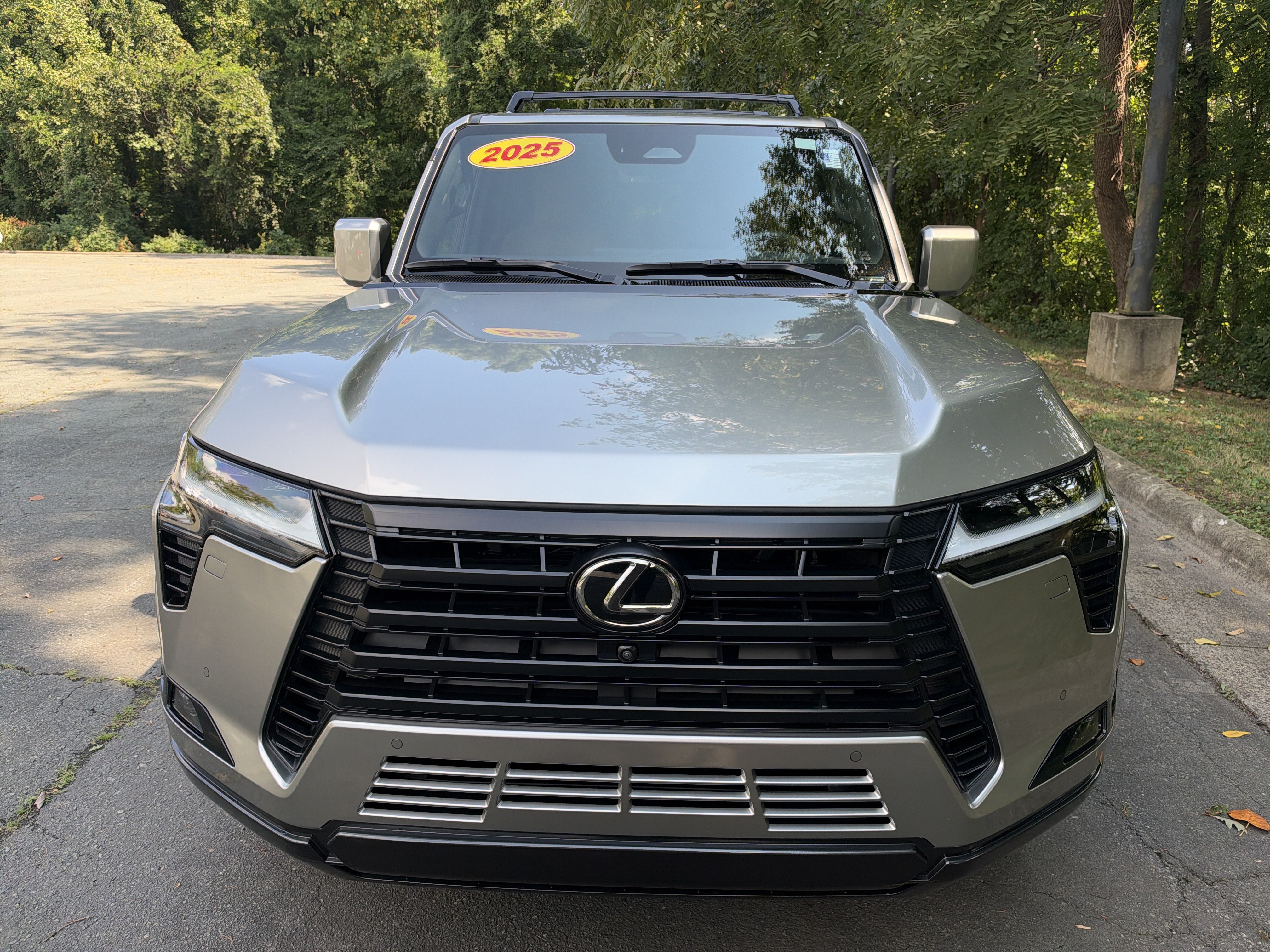 Used 2025 Lexus GX 550 w/ Accessory Package (2T) AWD/4WD image 2