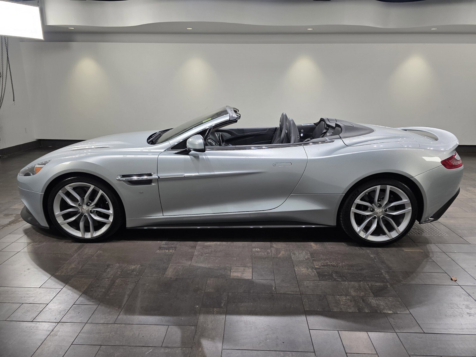 Used 2017 Aston Martin Vanquish Volante RWD image 20
