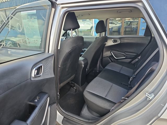 Used 2025 Kia Soul LX w/ LX Technology Package FWD image 9