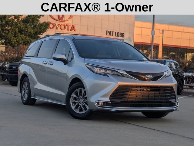 Used 2023 Toyota Sienna XLE FWD image 2