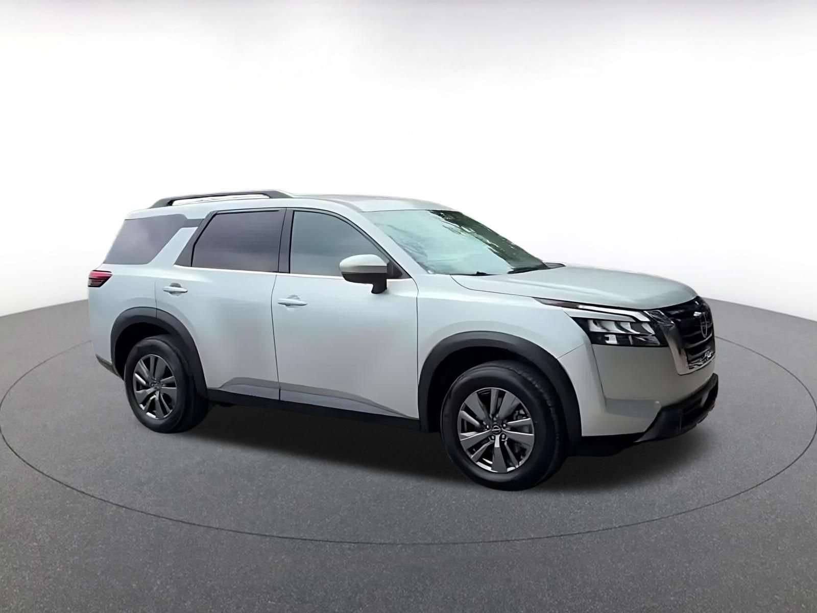 Used 2025 Nissan Pathfinder SV FWD image 2