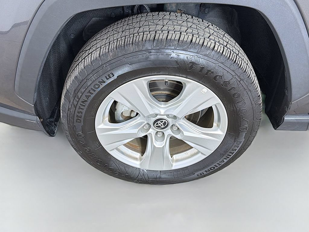 Used 2021 Toyota RAV4 LE AWD/4WD image 14