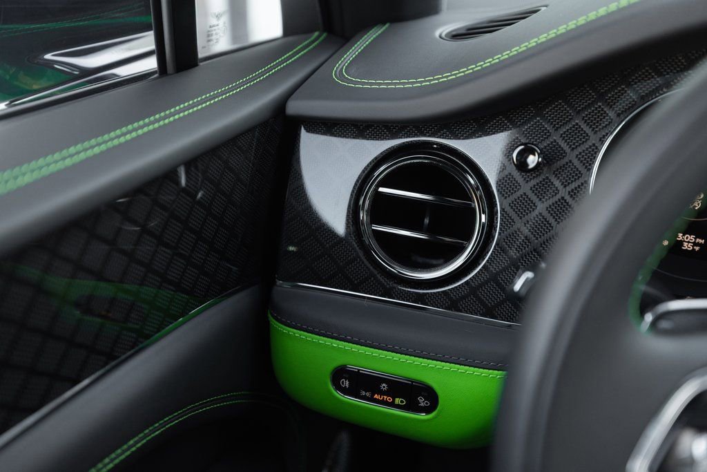 Used 2025 Bentley Bentayga image 43