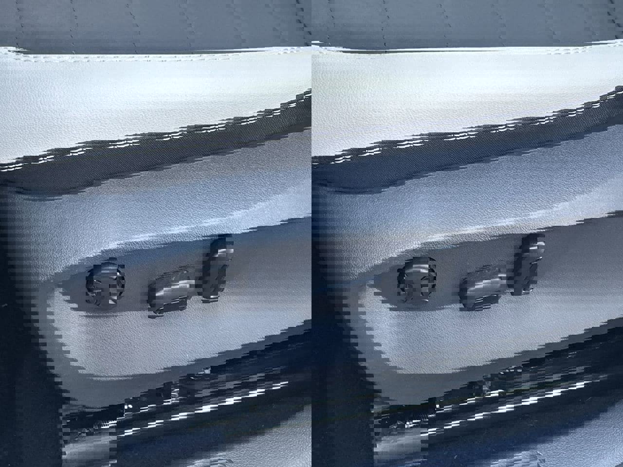 Certified 2025 Volkswagen Taos SE w/ Panoramic Sunroof Package FWD image 16