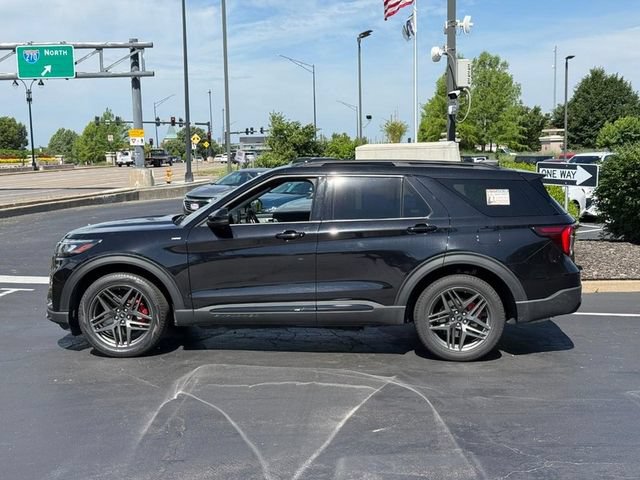 Used 2025 Ford Explorer ST-Line w/ ST-Line Street Pack AWD/4WD image 2