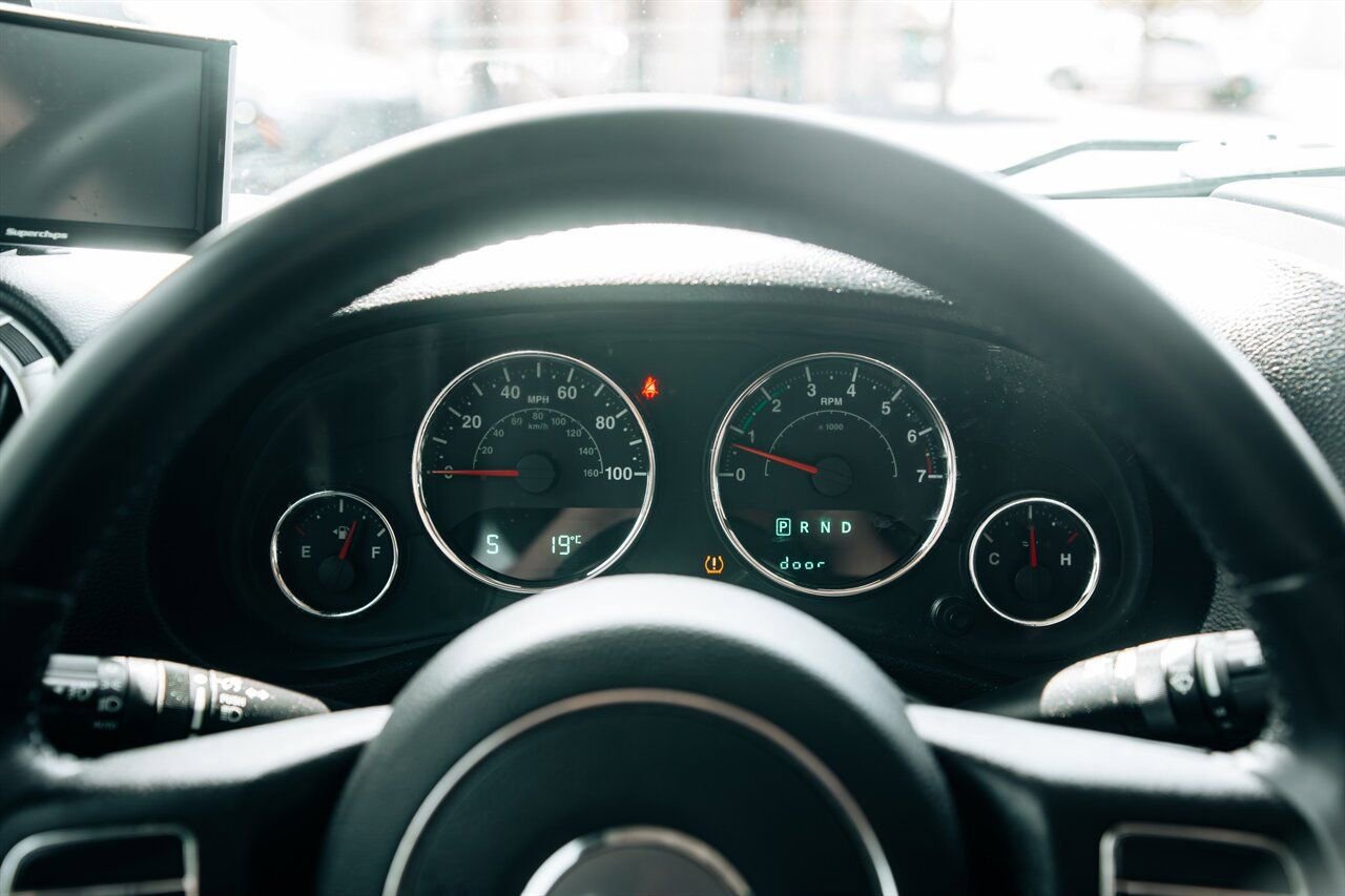 Used 2016 Jeep Wrangler Unlimited Rubicon image 30