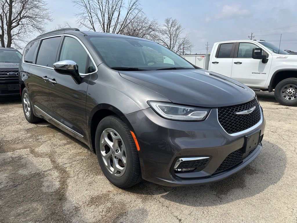 Used 2023 Chrysler Pacifica Limited image 2