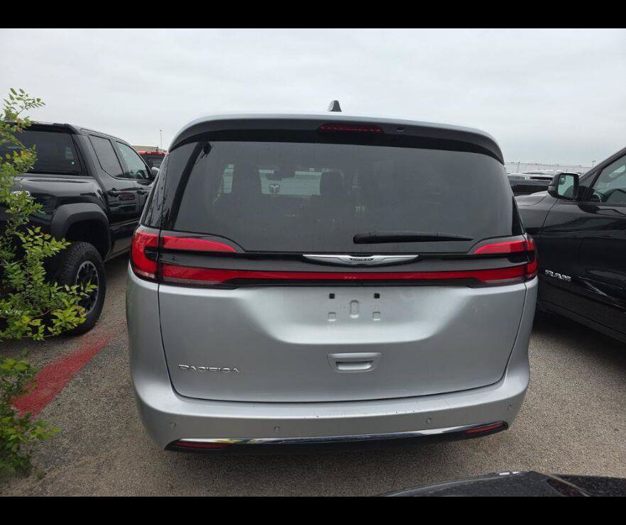 Used 2024 Chrysler Pacifica Touring-L FWD image 10