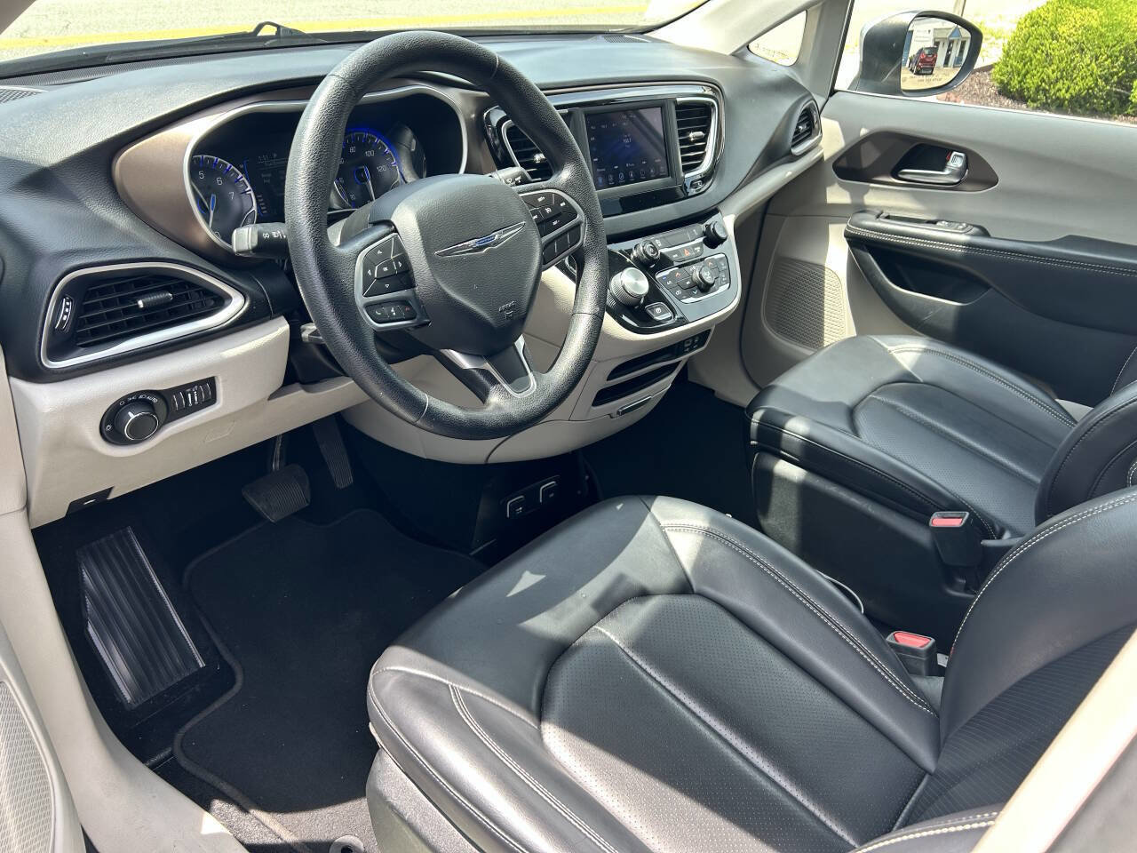 Used 2020 Chrysler Voyager Lxi image 14