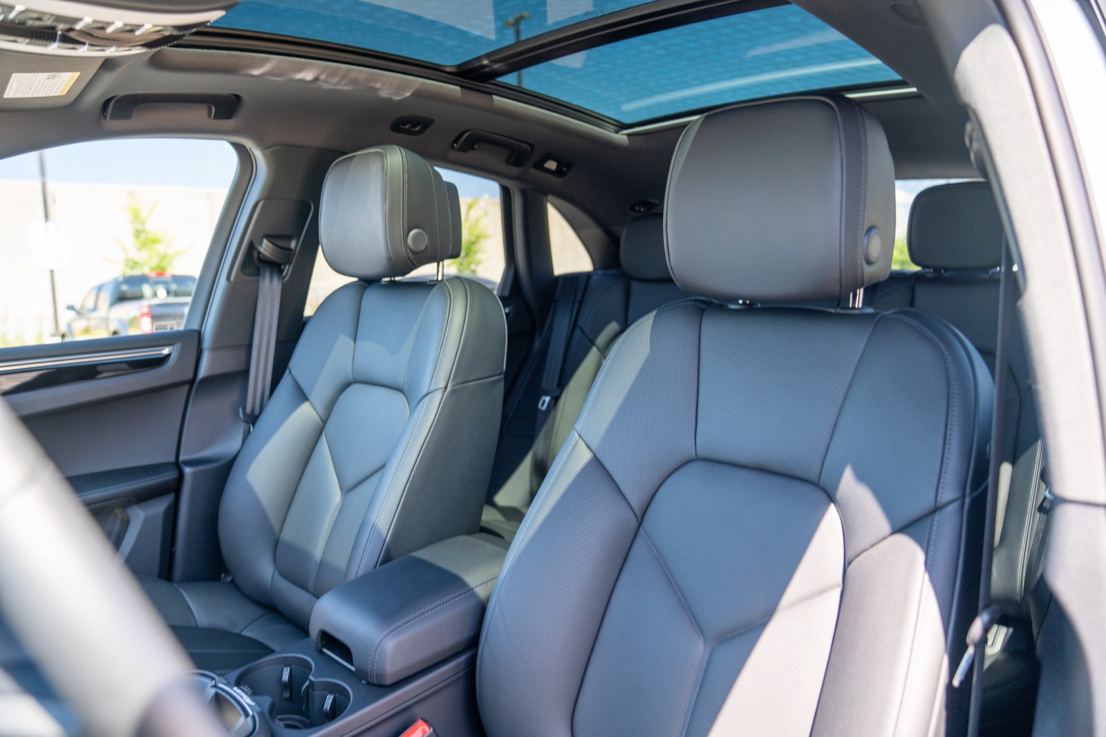 Certified 2026 Porsche Macan AWD/4WD image 5