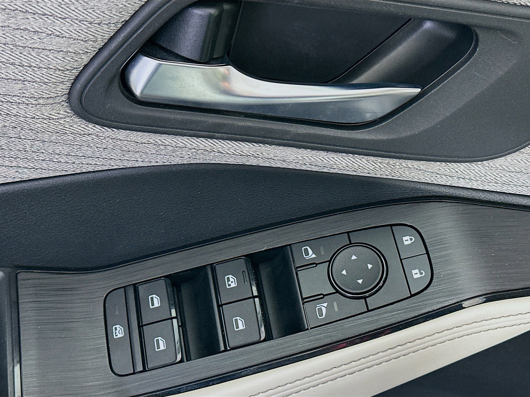 Used 2023 Nissan Rogue SV image 15