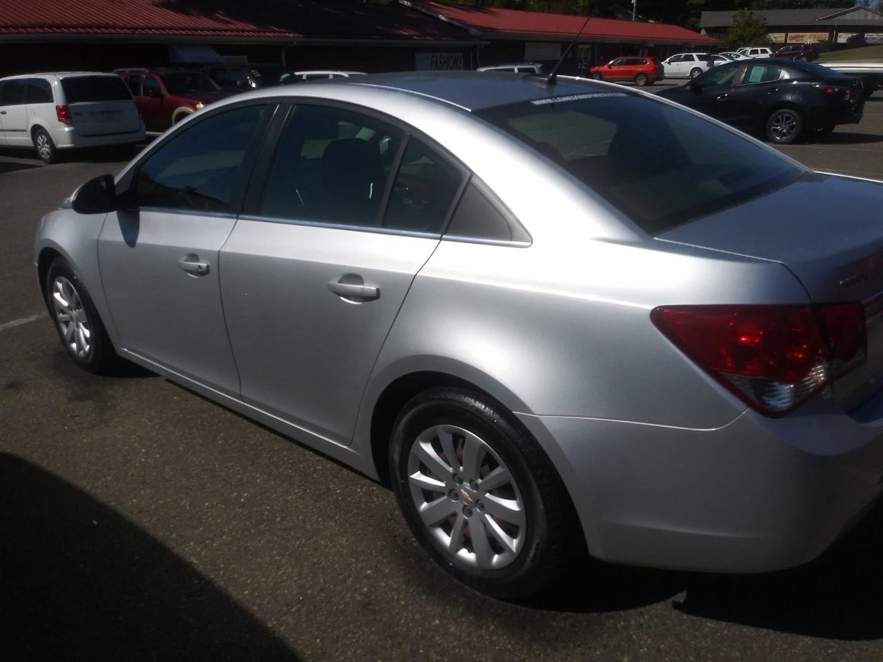 Used 2011 Chevrolet Cruze LT image 2