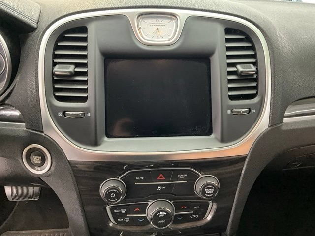 Used 2018 Chrysler 300 Touring w/ Chrome Appearance Package RWD image 6