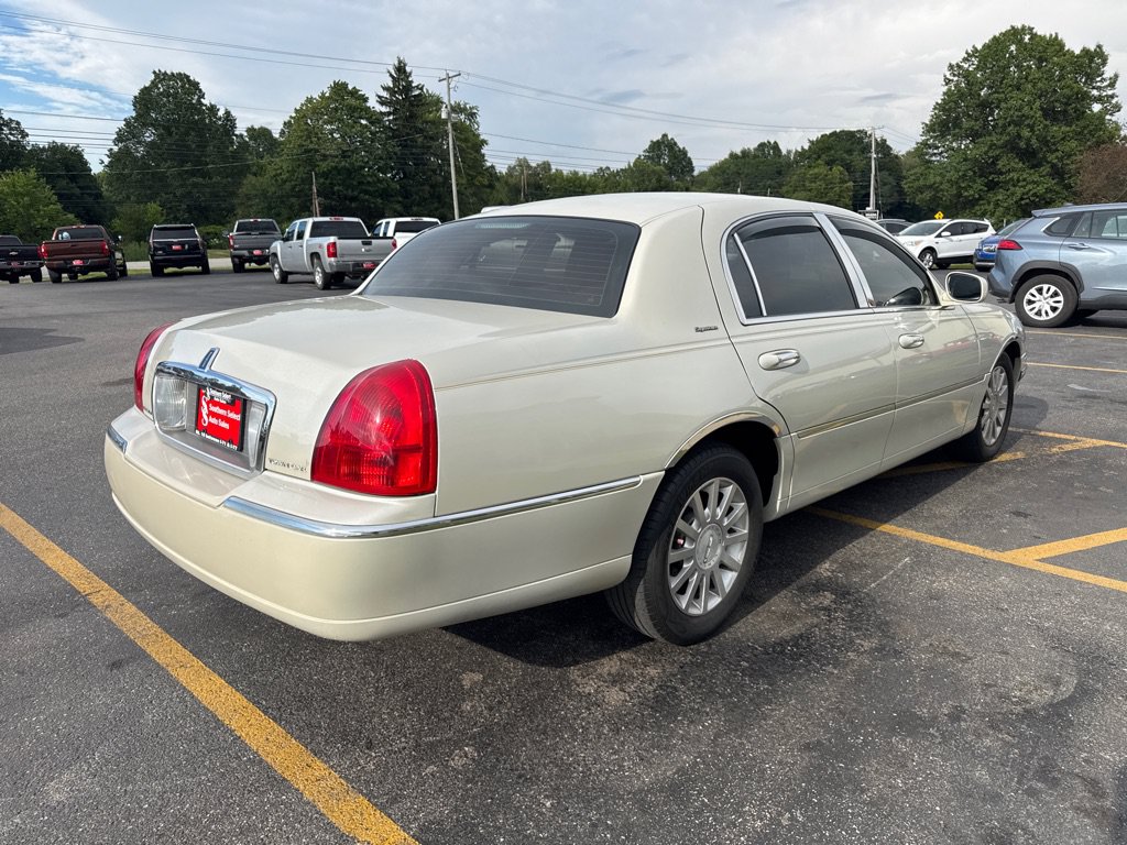 Used 2006 Lincoln Town Car Signature RWD image 6