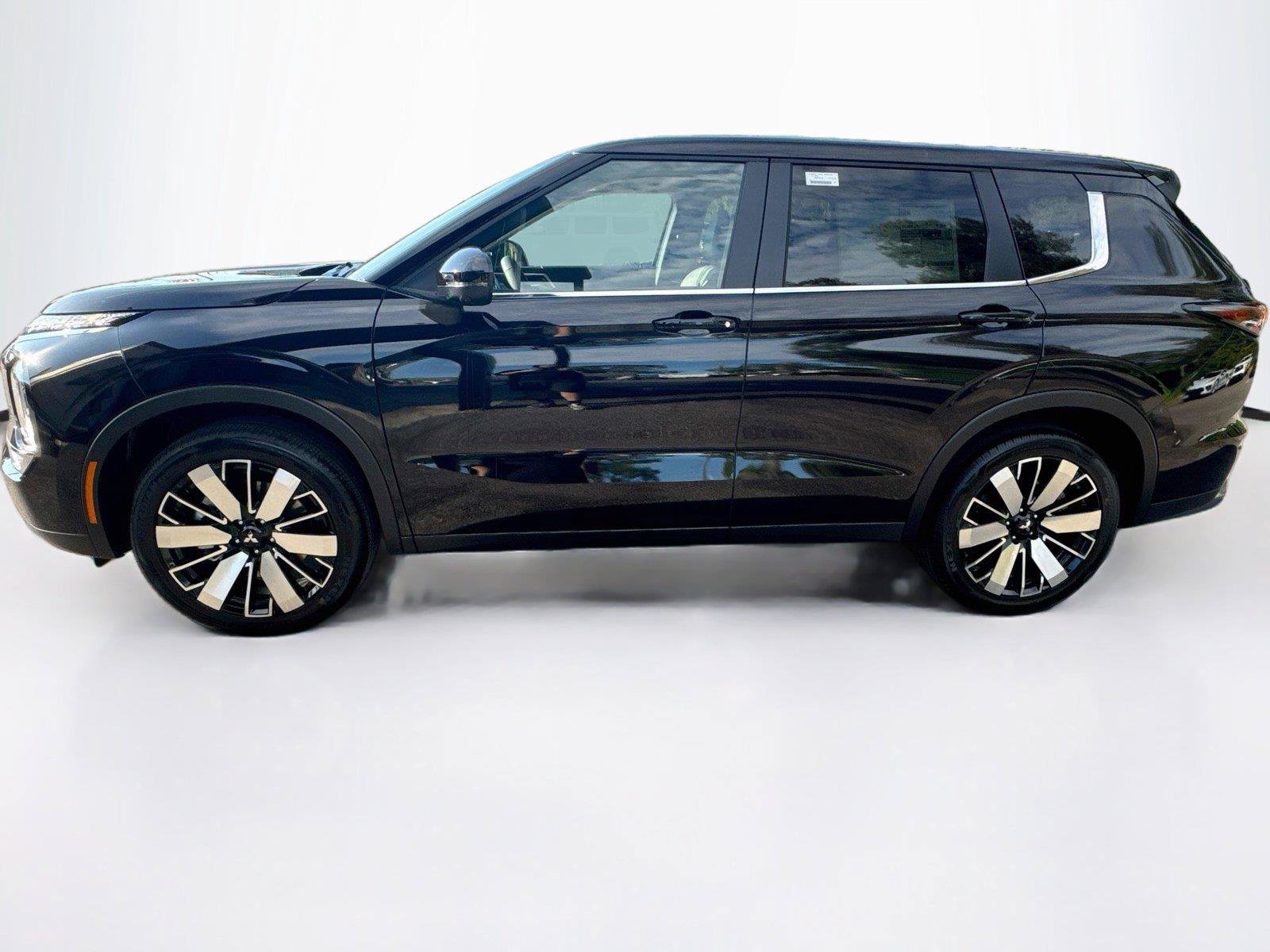 New 2026 Mitsubishi Outlander SE FWD image 2