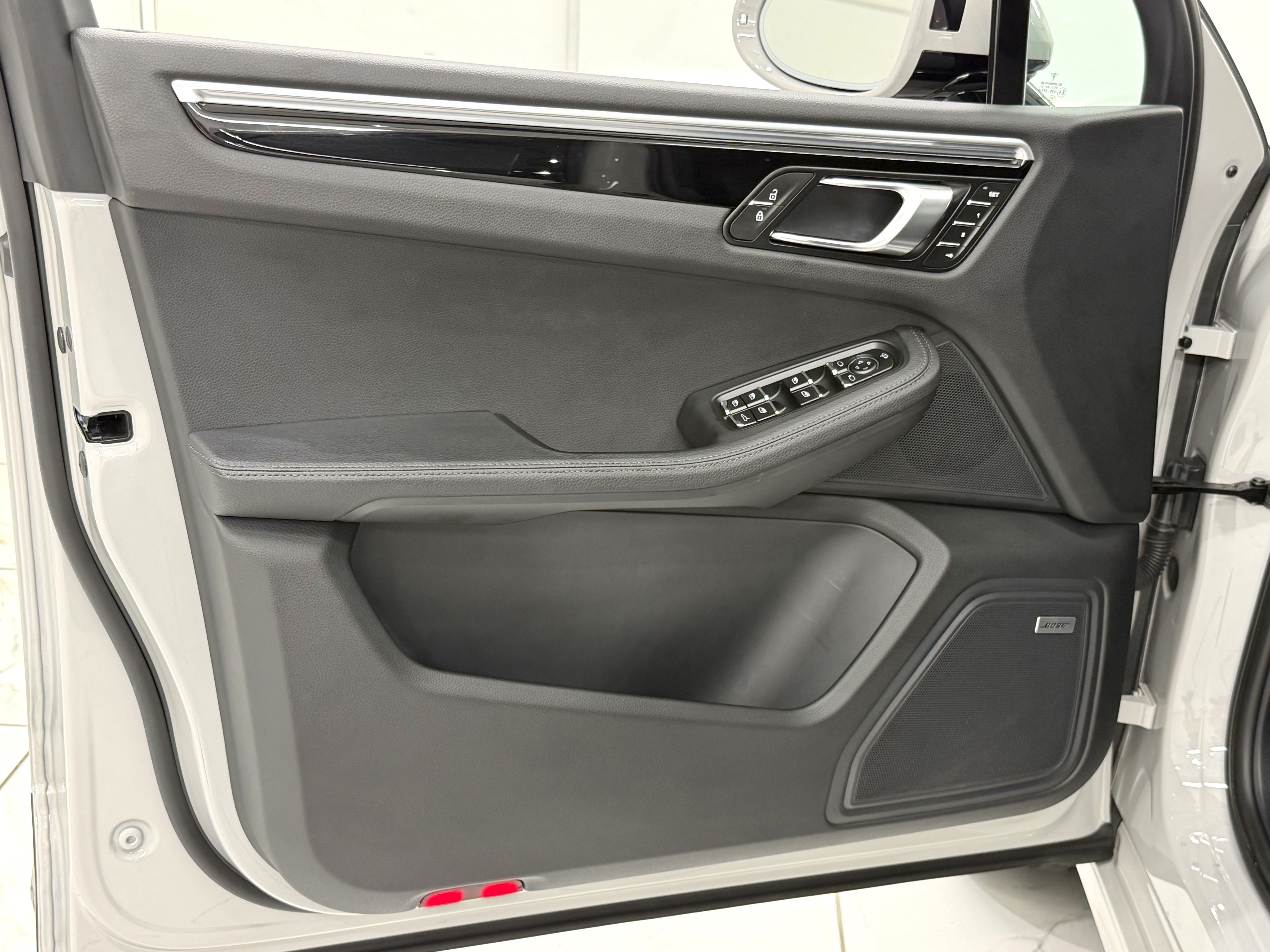 Certified 2023 Porsche Macan S AWD/4WD image 27