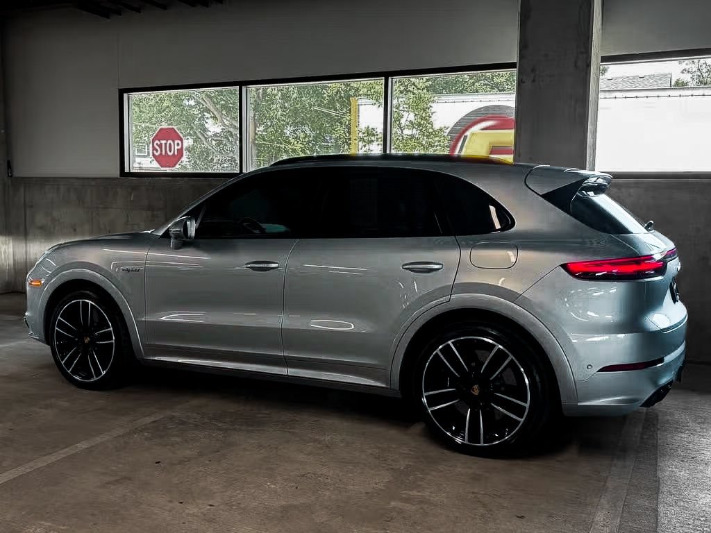 Used 2023 Porsche Cayenne Turbo S AWD/4WD image 2