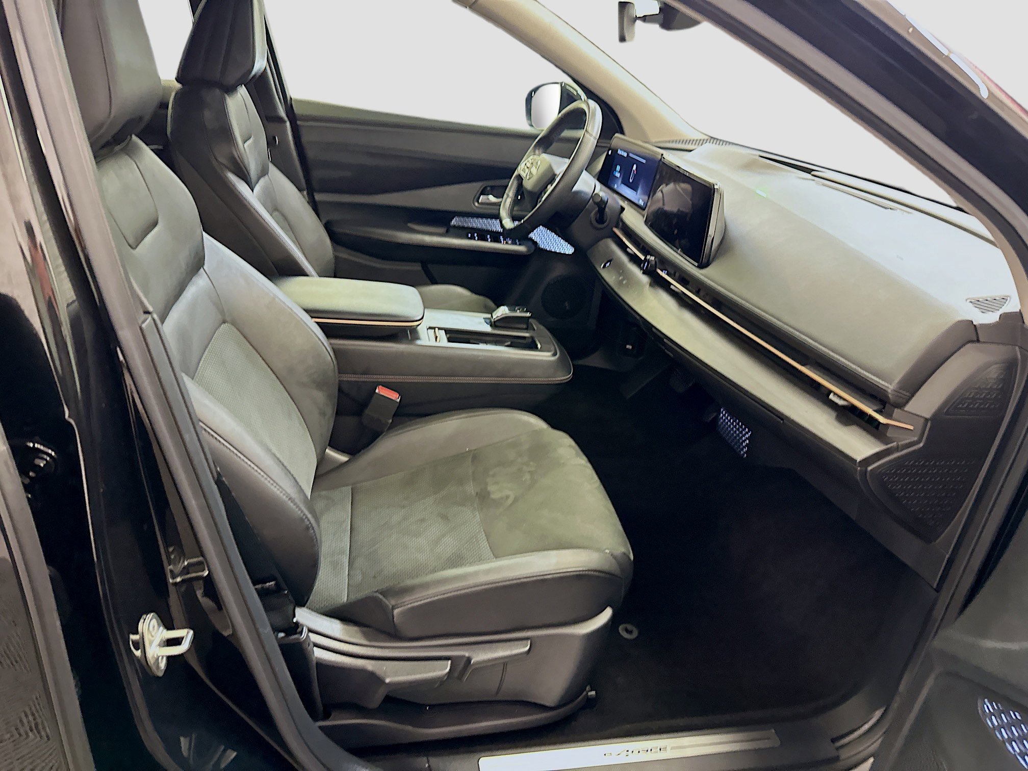 Used 2024 Nissan Ariya AWD image 32