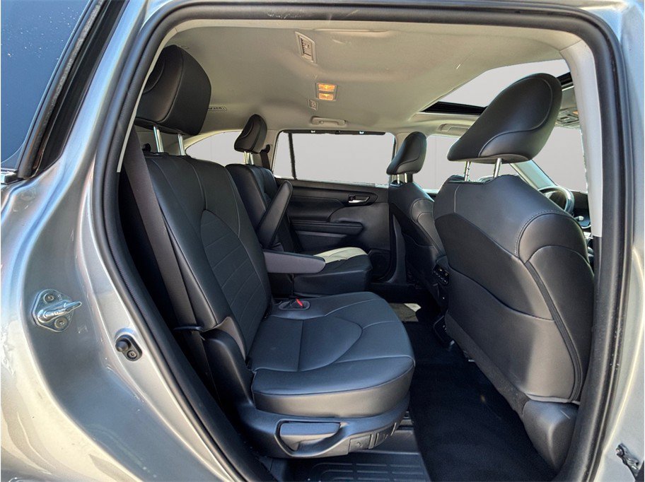 Used 2021 Toyota Highlander XLE AWD/4WD image 44